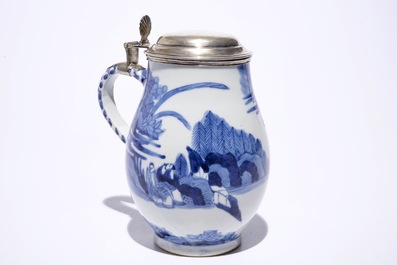 Une chope en porcelaine Arita de Japon bleu et blanc avec un couvercle en argent hollandais, Edo, 17&egrave;me