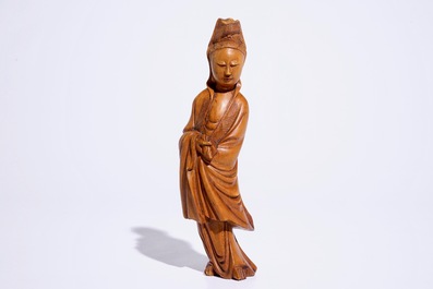 Een Chinees gesculpteerd houten model van een Guanyin, 19/20e eeuw