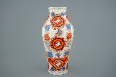 Un vase et un pr&eacute;sentoir en porcelaine Kutani de Japon, Meiji, 19&egrave;me