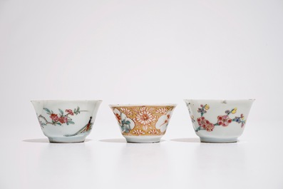 Trois tasses et deux soucoupes en porcelaine de Chine famille rose, Yongzheng/Qianlong