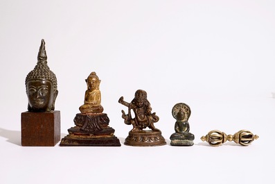 Een collectie kleine bronzen votieve beeldjes, India, Nepal, Tibet, Japan, 18/20e eeuw