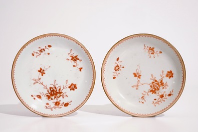 Deux bols couverts, deux tasses et soucoupes en porcelaine de Chine sur fond capucin, et une th&eacute;i&egrave;re en Imari de Japon, 18&egrave;me