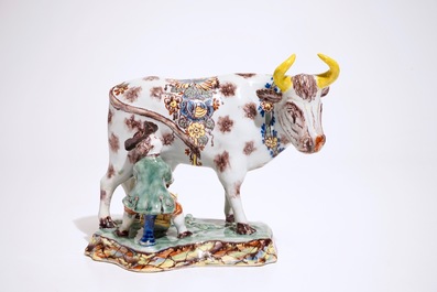 Un groupe d'une vache et un fermier en fa&iuml;ence de Delft polychrome, 18&egrave;me