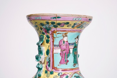 Une paire de vases, 19&egrave;me, et un vase, marque de Qianlong, 20&egrave;me, en porcelaine de Chine famille rose sur fond turquoise