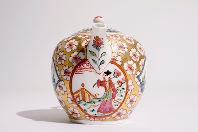 Een in Nederland beschilderde Meissen theepot met deksel, ca. 1720