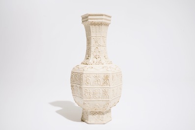 Een Chinese monochrome witte vaas met reli&euml;fdecor van karakters, 19e eeuw