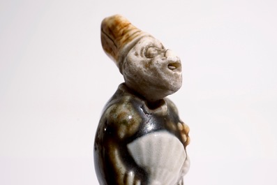 Zes diverse Japanse netsuke in ivoor en porselein, Meiji/Taisho, 19/20e eeuw