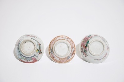 Trois tasses et deux soucoupes en porcelaine de Chine famille rose, Yongzheng/Qianlong