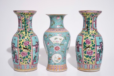 Une paire de vases, 19&egrave;me, et un vase, marque de Qianlong, 20&egrave;me, en porcelaine de Chine famille rose sur fond turquoise