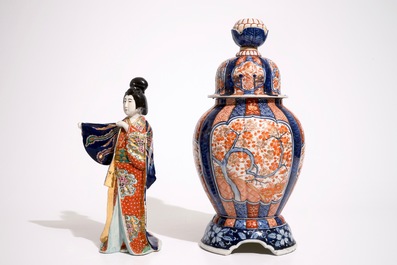 Un vase sur socle en porcelaine Imari et un mod&egrave;le d'une bijin en porcelaine Kutani, Japon, Meiji, 19&egrave;me