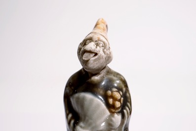 Zes diverse Japanse netsuke in ivoor en porselein, Meiji/Taisho, 19/20e eeuw