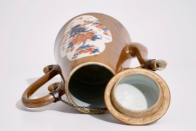 Een Chinese koffiekan met deksel in Imari-stijl op capucijn bruine fondkleur, Qianlong