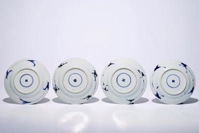 Quatre assiettes aux paysages en porcelaine de Chine bleu et blanc, Kangxi