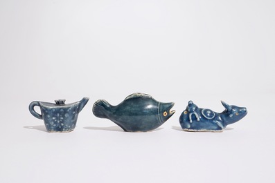 Drie Chinese monochroom blauwe waterdruppelaars, 19/20e eeuw