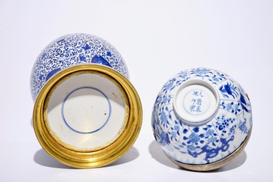 Een blauw-witte Chinese Kangxi merk en periode kom met zilveren hengsel en een Kangxi vaas met bronzen montuur