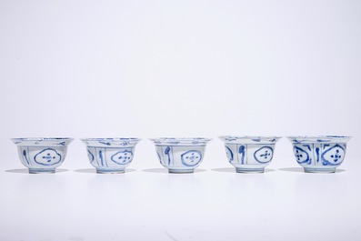 Five Chinese blue and white kraak porcelain bowls, Ming, Wanli