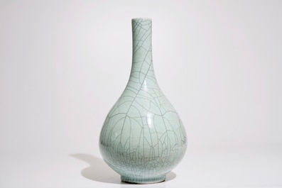 Un vase en porcelaine de Chine monochrome c&eacute;ladon craquel&eacute;, 20&egrave;me