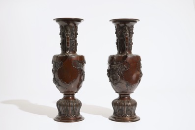 Une paire de vases en bronze &agrave; d&eacute;cor en relief, Japon, Meiji, 19&egrave;me