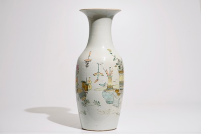 Un vase en porcelaine de Chine qianjiang cai &agrave; d&eacute;cor des &quot;100 antiquit&eacute;s&quot;, 19/20&egrave;me