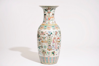 Un vase en porcelaine de Chine famille rose &agrave; d&eacute;cor des &quot;100 antiquit&eacute;s&quot;, 19&egrave;me