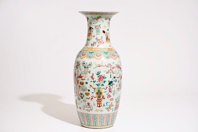 Un vase en porcelaine de Chine famille rose &agrave; d&eacute;cor des &quot;100 antiquit&eacute;s&quot;, 19&egrave;me