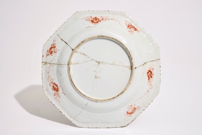 Deux th&eacute;i&egrave;res et une assiette octogonale en porcelaine de Chine famille verte, Kangxi et apr&egrave;s