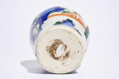 Un vase de forme meiping en porcelaine de Chine wucai, 19/20&egrave;me