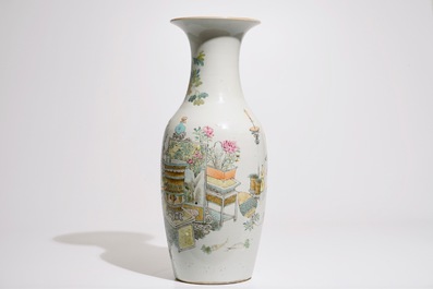 Un vase en porcelaine de Chine qianjiang cai &agrave; d&eacute;cor des &quot;100 antiquit&eacute;s&quot;, 19/20&egrave;me