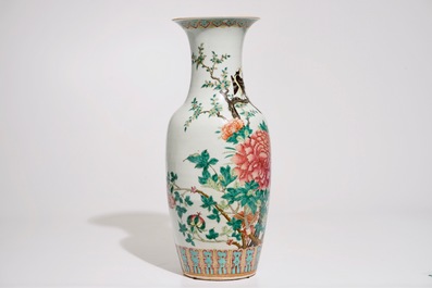 Un vase en porcelaine de Chine famille rose aux oiseaux parmi pivoines, 19&egrave;me