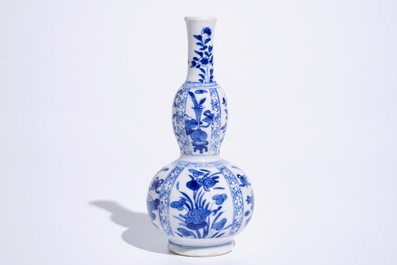 Een Chinees blauw-wit dubbel gourde vaasje met kostbaarhedendecor, Kangxi