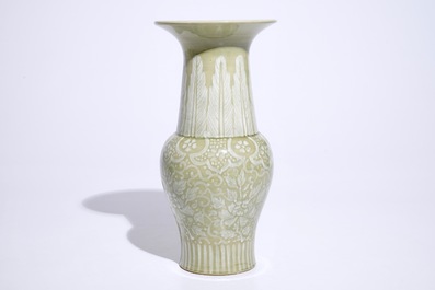 Th&eacute;odore Deck (1823-1891), toegeschreven, een slibversierde celadon chinoiserie yenyen vaas, Frankrijk, 19e eeuw