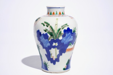 Un vase de forme meiping en porcelaine de Chine wucai, 19/20&egrave;me