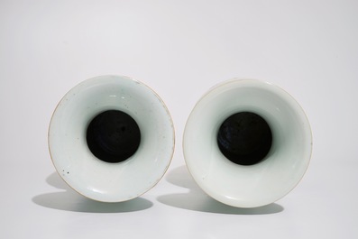 Deux vases en porcelaine de Chine famille rose &agrave; calligraphie, 19/20&egrave;me