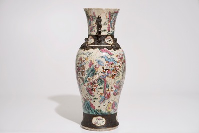 Un vase en porcelaine de Chine famille rose, dit &quot;de Nankin&quot;, 19&egrave;me