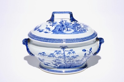 A Chinese blue and white tureen and cover, Qianlong and an &quot;Aster pattern&quot; dish, Kangxi