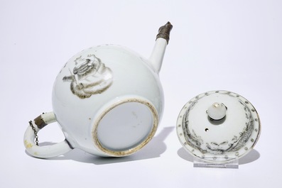 Un lot vari&eacute; en porcelaine de Chine et Japon, avec une th&eacute;i&egrave;re, quatre tasses et trois soucoupes, Kangxi et apr&egrave;s