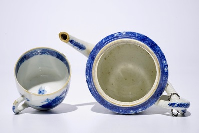 Een deel van een Chinees blauw-wit theeservies met landschapsdecor, Qianlong