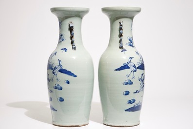 Une paire de vases aux grues en porcelaine de Chine en bleu et blanc sur fond c&eacute;ladon, 19&egrave;me