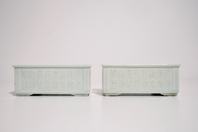 Une paire de jardini&egrave;res rectangulaires en porcelaine de Chine c&eacute;ladon monochrome &agrave; d&eacute;cor en relief, marque de Yongzheng, 19&egrave;me