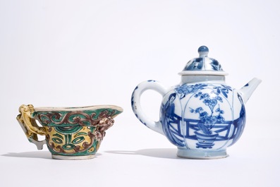 Une th&eacute;i&egrave;re en porcelaine de Chine bleu et blanc et une coupe libatoire en verte sur biscuit, Kangxi