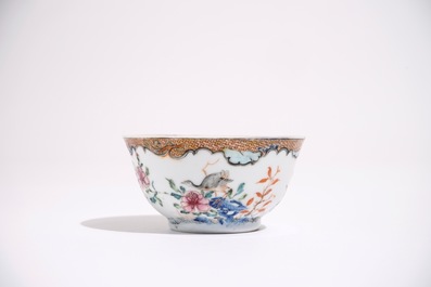 Une tasse et soucoupe en porcelaine de Chine famille rose et grisaille &agrave; d&eacute;cor de grues, Yongzheng