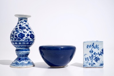 Un vase d'autel en porcelaine de Chine bleu et blanc, marque de Qianlong, un cachet triangulaire et un bol monochrome, 19/20&egrave;me