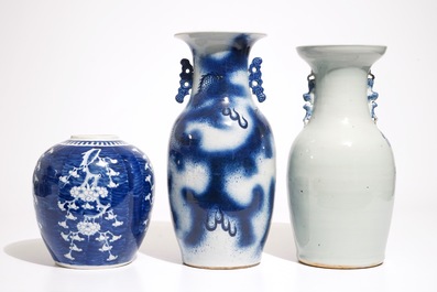 Een Chinese blauw-witte drakenvaas, een florale vaas en een gemberpot, 19e eeuw