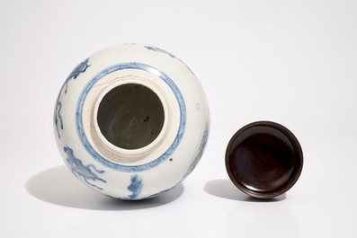 Un pot &agrave; gingembre en porcelaine de Chine bleu et blanc aux enfants jouants, Kangxi