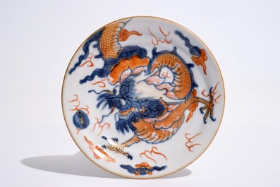 Een Chinese Imari-stijl dekselkop en schotel met draken, Kangxi