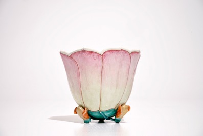 Une grande tasse et soucoupe en porcelaine de Chine famille rose en forme de lotus, Yongzheng