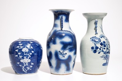 Un vase au dragon, un vase floral et un pot &agrave; gingembre en porcelaine de Chine bleu et blanc, 19&egrave;me