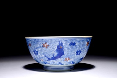 Un bol en porcelaine de Chine bleu, blanc et rouge de cuivre aux carpes et cr&eacute;atures marines, marque et &eacute;poque de Kangxi
