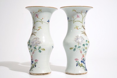 Une paire de vases de forme yenyen en porcelaine de Chine famille rose, 19&egrave;me