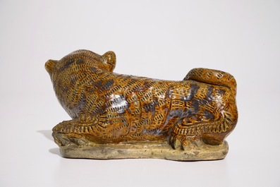 Een Chinees geglazuurd steengoed model van een tijger, wellicht Ming
